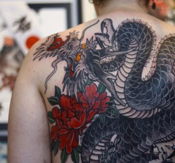 Серый дракон и красная хризантема на спине