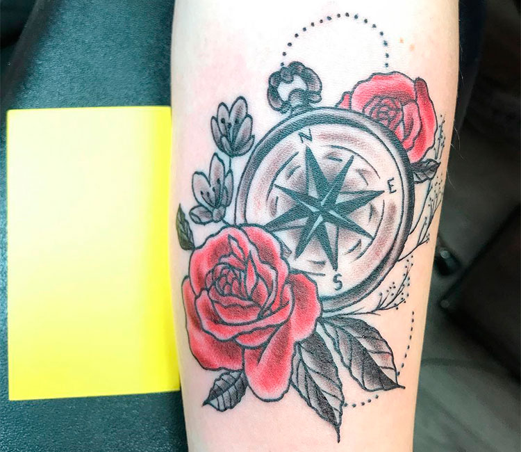 Татуировка розы и компас