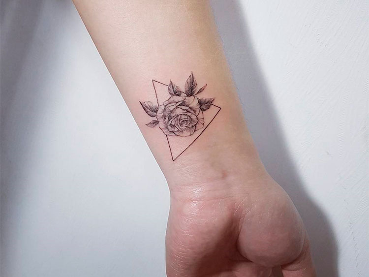 Женская тату на руке роза в треугольнике
