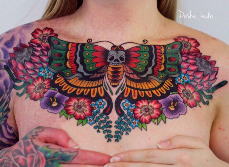 Бабочка с цветами на груди