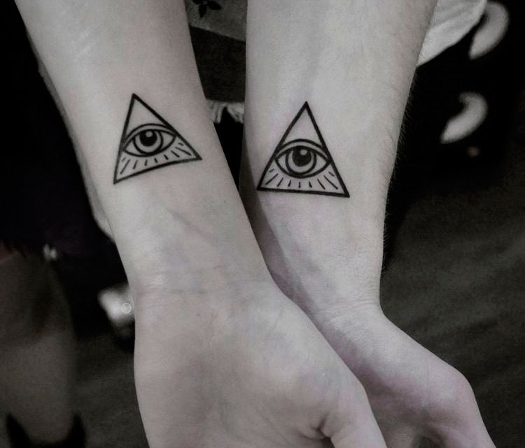 Парная тату глаз в треугольнике