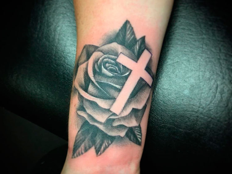 Роза с крестом на руке