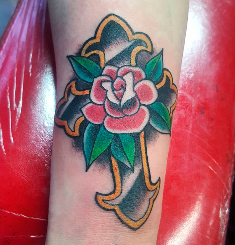Татуировка роза с крестом
