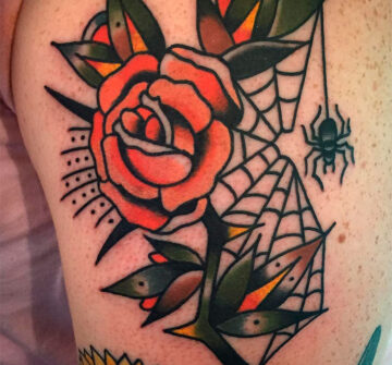 Татуировка роза с паутиной