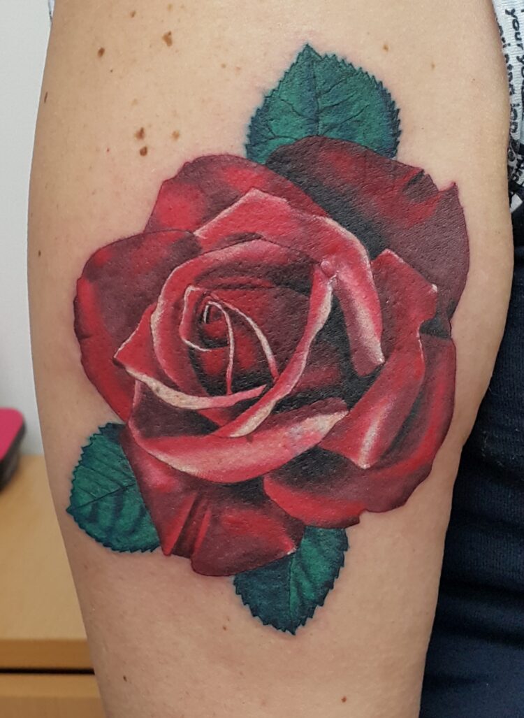 Красная роза на плече