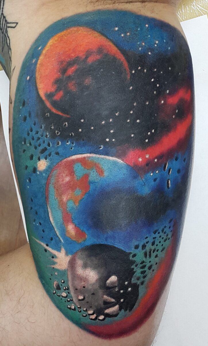 Татуировка космос на руке