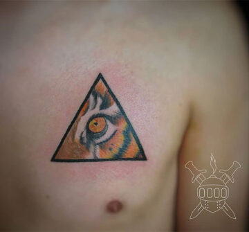 Глаз тигра в треугольнике, мужская тату на груди