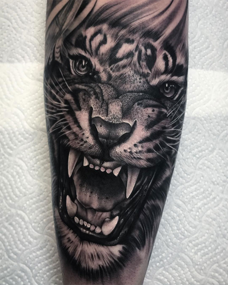 Оскал тигра, мужская тату на руке