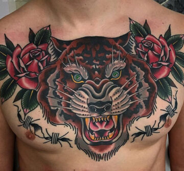 Оскаленный тигр с розами, традиционная тату на груди