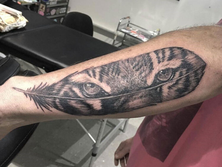 Перо с глазами тигра, мужская тату на руке