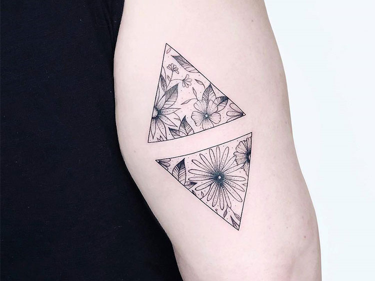 Два треугольника с цветами внутри, тату на руке