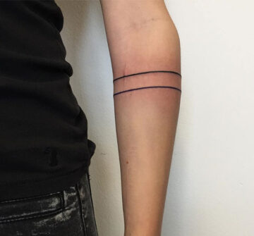 Две линии, минималистичная тату вокруг руки