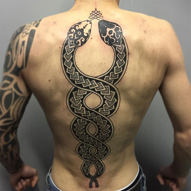 Две змеи, мужская трайбл тату на спине