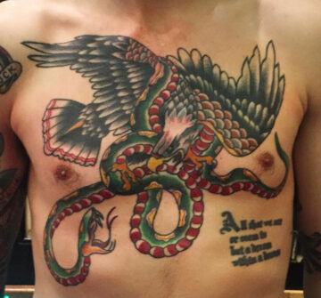 Орел со змеей, мужская татуировка на груди