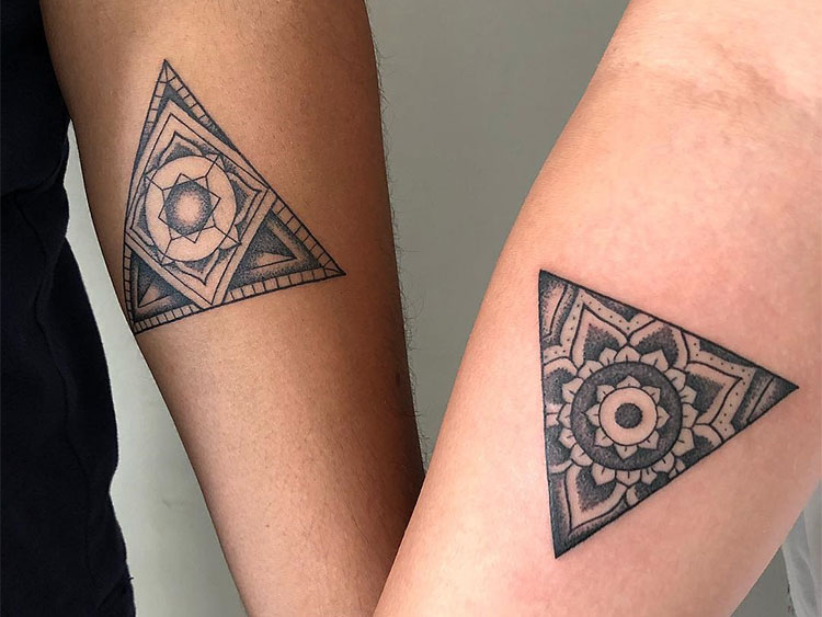 Треугольники, парные татуировки на руках