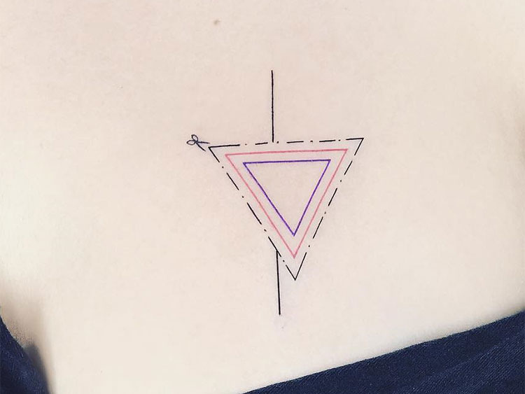 Три треугольника, женская тату на груди