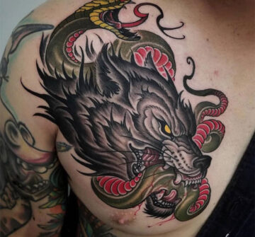 Волк кусающий змею, мужская тату на груди