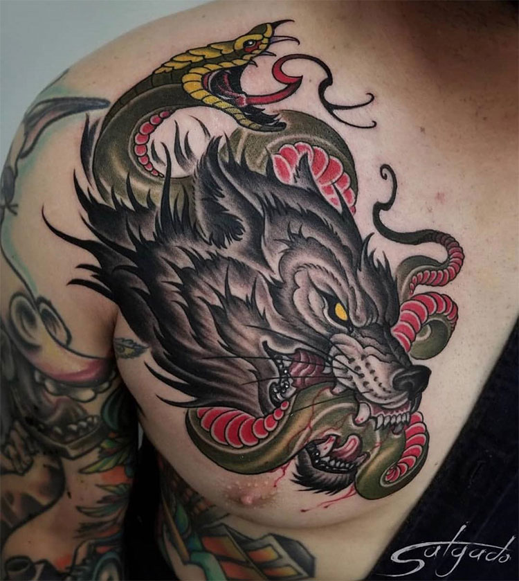Волк кусающий змею, мужская тату на груди