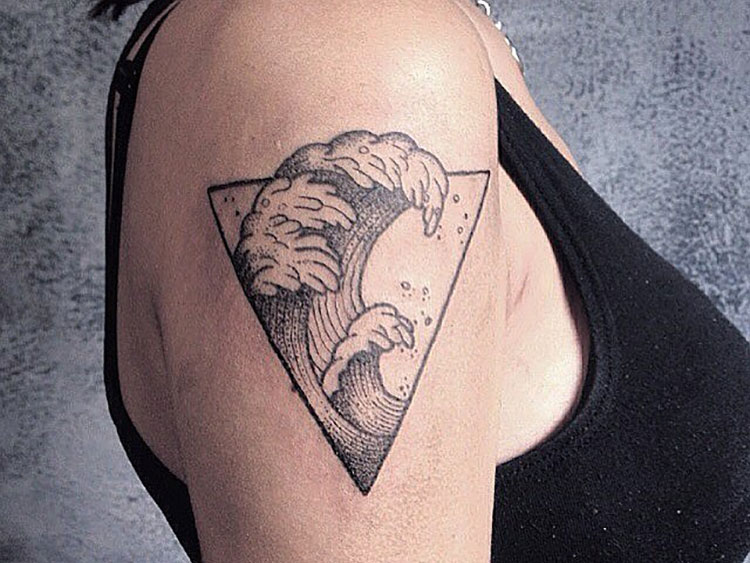 Волна в треугольнике, женская тату на плече