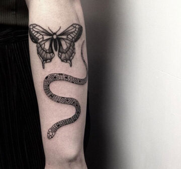 Змея и бабочка, тату на руке