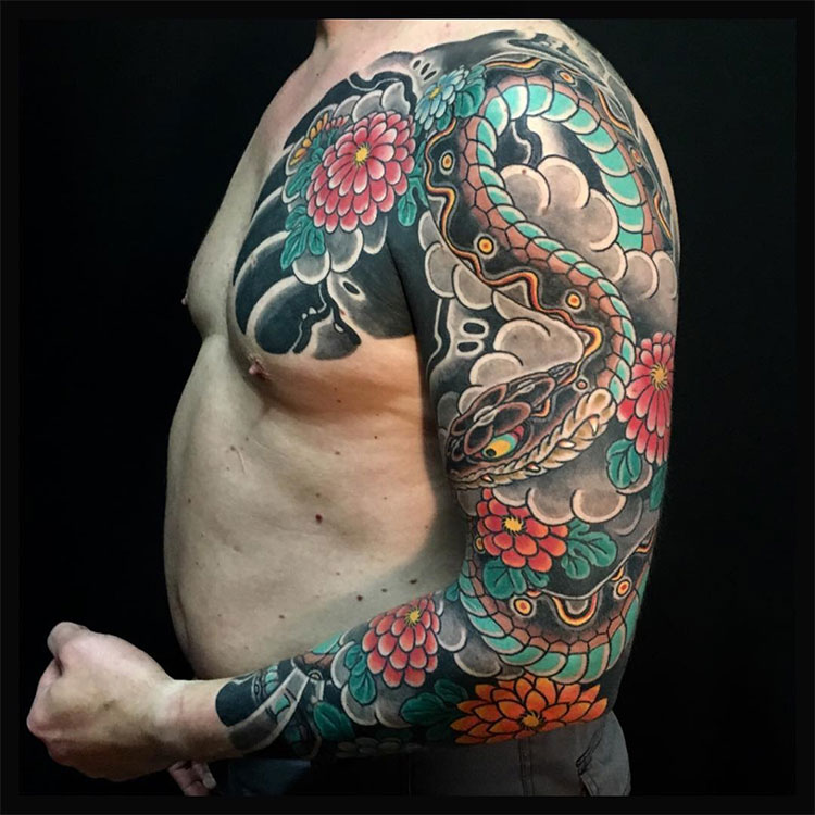 Змея и хризантемы, японская тату на руке