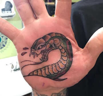 Змея, мужская тату на ладони