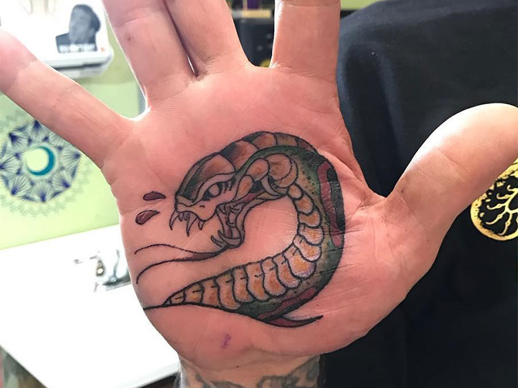 Змея, мужская тату на ладони