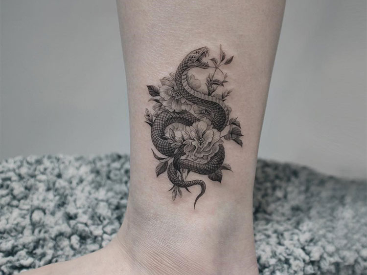 Змея с цветами, маленькая тату на ноге