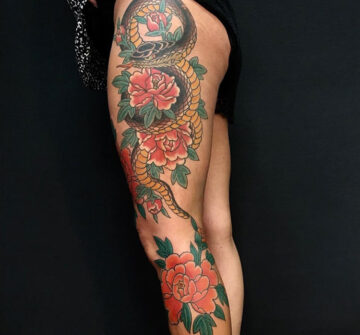 Змея с цветами, японская тату во всю ногу