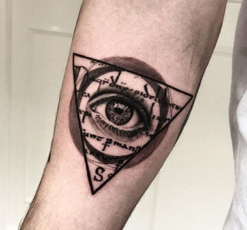 Глаз внутри треугольника и круга, мужская тату на руке