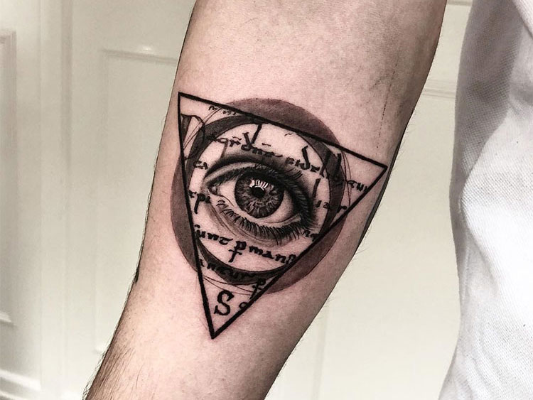 Глаз внутри треугольника и круга, мужская тату на руке