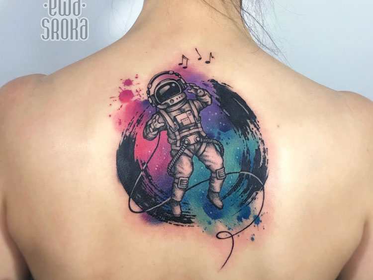 Космонавт, акварельная тату на спине у девушки