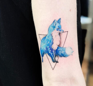 Синяя лиса в треугольнике, тату на руке у девушки