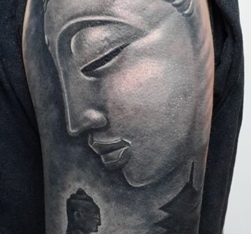 Будда, женская тату на плече
