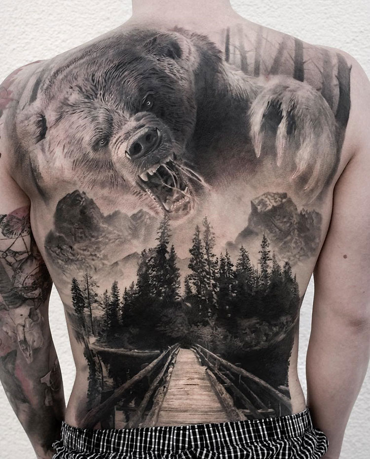 Татуировки мужские на спине фото медведь