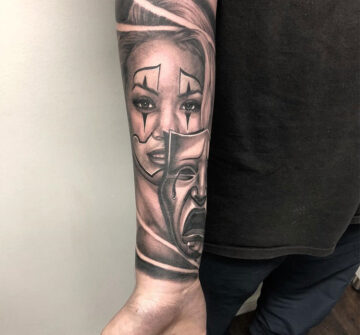 Девушка с маской, мужская татуировка чикано на предплечье