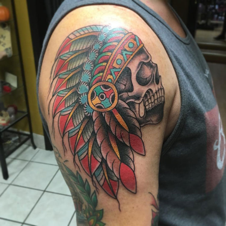 Индейский череп с перьями, мужская тату на плече