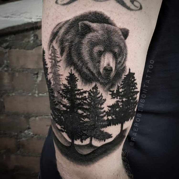 Медведь и лес, мужская тату на плече