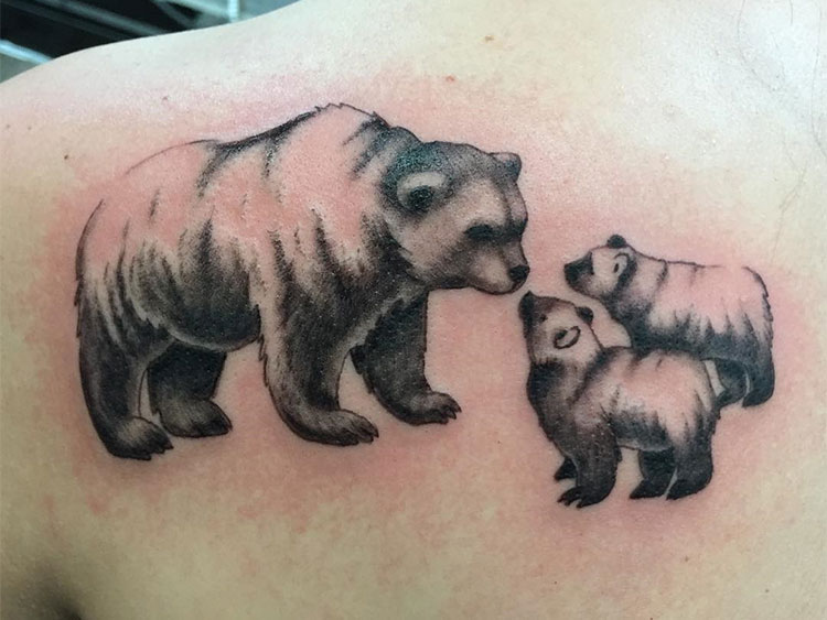 Медведица с медвежатами, тату на спине у девушки