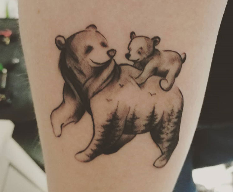 Медведица с медвежонком, тату на предплечье у девушки