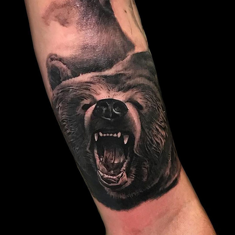 Медвежий оскал, мужская тату на руке
