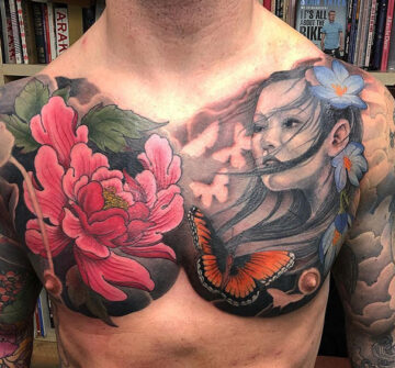 Пион, бабочка и портрет, большая мужская тату на груди