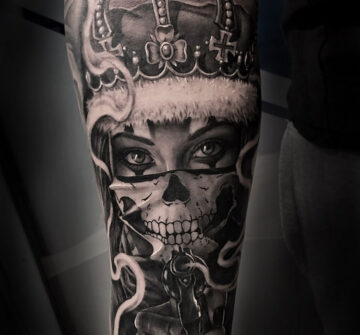 Портрет девушки в короне с пистолетом, мужская тату на руке