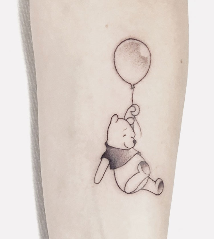 Винни-Пух с воздушным шариком, тату на предплечье у девушки - фото татуиров...