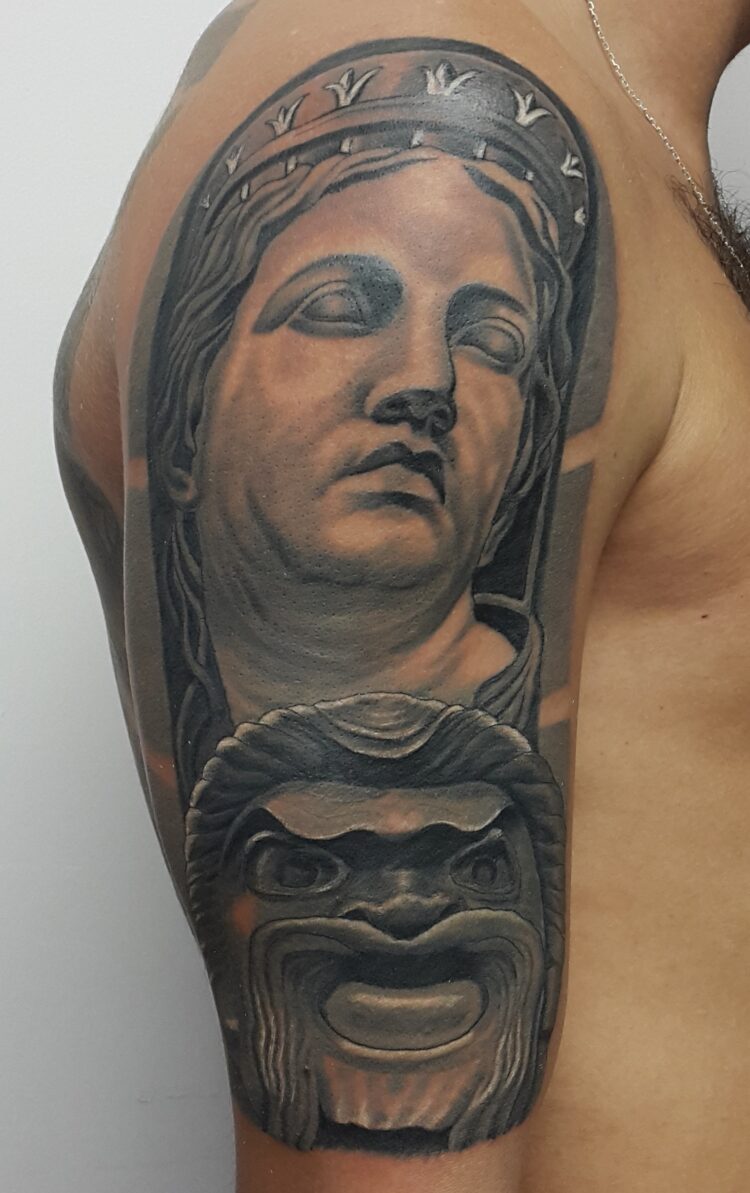 Греческая тематика, мужская тату на плече