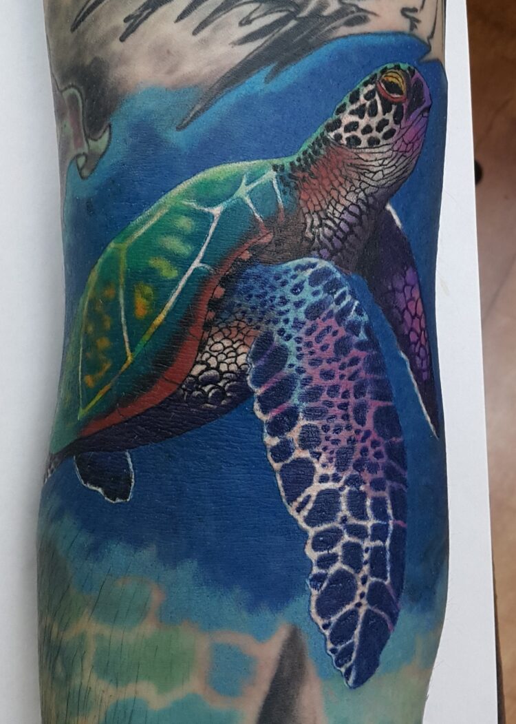 Морская черепаха, мужская тату на руке