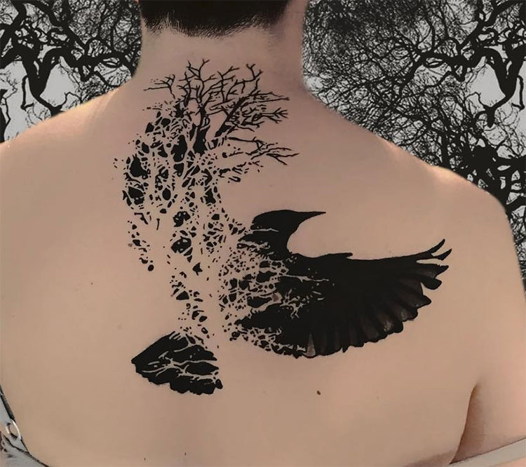 Абстрактная тату ворона на спине