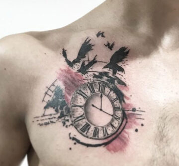 Часы и вороны, мужская тату на груди