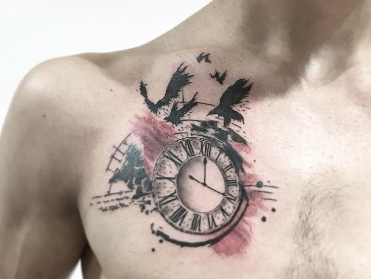 Часы и вороны, мужская тату на груди