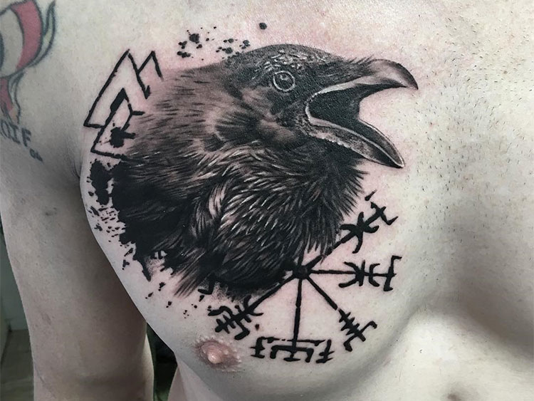 Черный ворон, мужская тату на груди